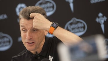 El entrenador Juan Carlos Unzu&eacute;, durante una rueda de prensa en las instalaciones del Celta. 