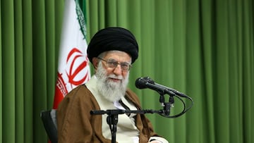 Alí Hoseiní Jamenei es un clérigo y político iraní que ocupa el cargo de Líder Supremo de Irán desde el 4 de junio de 1989. Anteriormente, se desempeñó como Presidente de Irán entre 1981 y 1989. Fue designado como sucesor del ayatolá Ruhollah Jomeiní, el fundador de la República Islámica. Ha sido el arquitecto de la estrategia regional de Irán y ha apostado por el desarrollo del programa nuclear. También ha consolidado su liderazgo reprimiendo la disidencia y los movimientos de protesta.