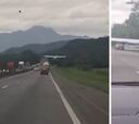 Una avioneta aterriza en medio de la autopista entre todo el tráfico: la imagen es brutal