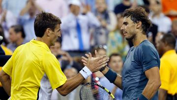Los tenistas espa?oles Tommy Robredo y Rafa Nadal se saludan tras su partido de cuartos de final del US Open 2013.