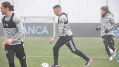 Iago Aspas se dispone a golpear el bal&oacute;n durante el entrenamiento de esta ma&ntilde;ana en la ciudad deportiva.