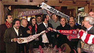 <B>HERMANDAD</B>. las peñas de Atlético y Madrid confraternizaron.