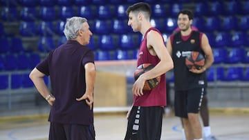 Svetislav Pesic habla con Lendro Bolmaro en un entrenmiento.