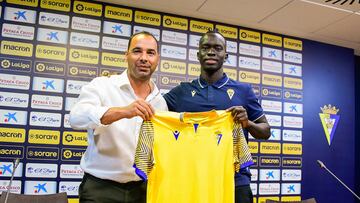 Mabil, presentado como futbolista del Cádiz.