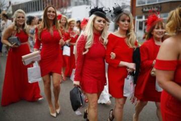 Grand National: Ladies' Day elegance from Aintree