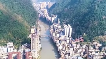 Esta es la ciudad más estrecha del mundo: apretujada entre dos montañas con 400.000 residentes hacinados