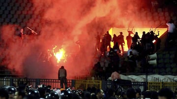 El partido entre el Al Ahli y el Al Masri terminó en tragedia y hubo 74 muertos ante la pasividad de la Policía de Egipto.