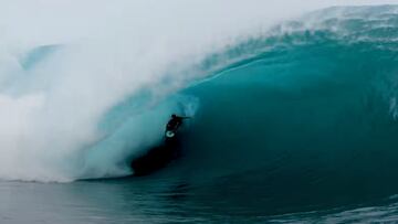 Eimeo Czermak en Teahupo'o, 7 de mayo del 2025.