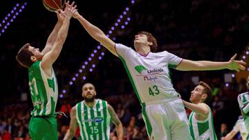 GRAF353. SEVILLA 25/03/2018,- El base del Real Betis Energía Plus Mikel Uriz (i), el alero del Unicaja Carlos Suárez, en una jugada del partido de la Liga Endesa que estos dos equipos juegan hoy en el Palacio de los Deportes de Sevilla. EFE/