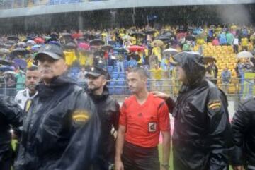 Los jugadores del Hércules protestan la decisión de Sánchez Laso tras pitar un penalti dudoso contra los alicantinos. 