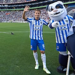 Sergio Canales, presentado en el Estadio BBVA frente a 15 mil aficionados