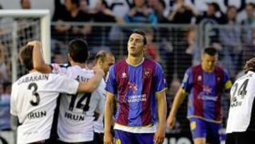 <b>TROPIEZO. </b>Iborra se lamenta tras uno de los dos goles marcados por el conjunto irundarra.