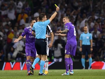 El árbitro Félix Byrch muestra l atarjeta amarilla a Toni Kroos.