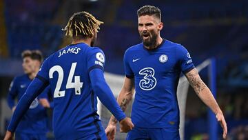 Giroud y James celebran un gol del Chelsea.