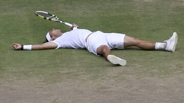 Rafa Nadal llegó hasta la final en Londres y acabó 6-3, 7-5 y 6-4 con Tomas Berdych, consiguiendo de nuevo el doblete Roland Garros-Wimbledon.
