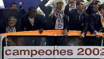 <b>COMO EN LA COPA DEL 99.</B> Un autobús de estilo británico engalanado con los colores del Valencia esperó al equipo a las puertas del aeropuerto y a pesar de que estaba dotado de una capota para aislar a sus ocupantes de la lluvia, los integrantes de la plantilla decidieron destapar el vehículo.