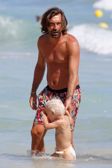 Pirlo y Valentina Baldini disfrutan de unos días de descanso junto a la familia en Ibiza.