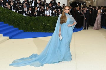 En el Met Gala de 2017, Jennifer Lopez portó un vestido azul celeste.