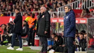GERONA, 04/11/2022.- El entrenador del Athletic, Ernesto Valverde (d), durante el encuentro de la decimotercera jornada de LaLiga entre el Girona FC y el Athletic Club de Bilbao que disputan este viernes en el Estadio Municipal de Montilivi, en Girona. EFE/David Borrat
