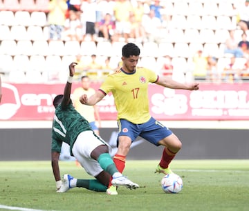Steven Alzate disputa el balón frente a Arabia Saudita en el amistoso en el Nuevo Condominio en Murcia, España.