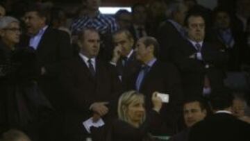 Manuel Llorente, en el palco de Mestalla durante el partido ante el Atl&eacute;tico.