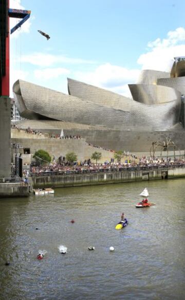 Un clavadista salta en los primeros entrenamientos de las series mundiales de la Red Bull Cliff Diving, la competición de saltos acrobáticos más importante del mundo, que se disputará el próximo sábado desde una plataforma de 27 metros de altura en el Puente de La Salve de Bilbao. 