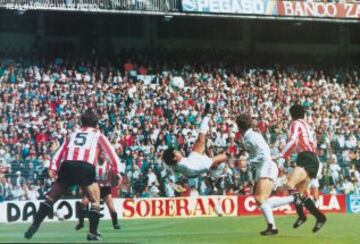 El mexicano marca de chilena con el Real Madrid ante el Logroñés en la temporada 87/88.