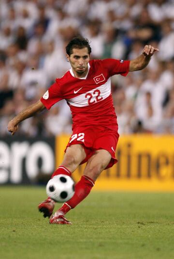 Centrocampista turco que llegó al Madrid en 2011 al anunciar que no renovaba su contrato con el Bayern de Múnich y que fichaba por el conjunto blanco. José Mourinho le veía como un relevo polifuncional para el centro del campo, pero apenas estuvo una campaña en el conjunto blanco: jugó sólo 12 partidos y marcó un gol, al Sevilla en el Ramón Sánchez Pizjuán. Acudió a la Eurocopa de 2008, donde participó en los cinco encuentros que disputó la selección otomana: dio tres asistencias en el triunfo ante la República Checa (3-2).