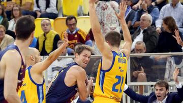 GRAF9223. LAS PALMAS DE GRAN CANARIA, 08/04/2018.- El jugador del Barcelona Lassa Petteri Koponen (c) juega un balón entre Albert Oliver (i) y Xavi Rabaseda, ambos del Herbalife Gran Canaria, durante el partido de la Liga ACB disputado esta tarde e