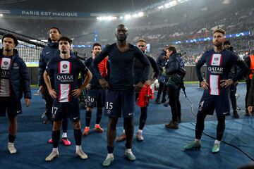 Los jugadores del conjunto parisino, con sus dos estrellas a la cabeza, se acercaron a la zona donde se encuentran los ultras en modo de agradecimiento tras la derrota ante el Bayern. 