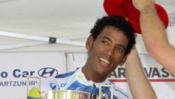 El eritreo Daniel TekleHaimanot recibe la txapela como vencedor de la Klasika de Ordizia.