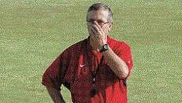 <B>PENSATIVO</B>. Gregorio Manzano se pensará a lo largo de los entrenamientos los cambios que hará en el equipo de cara al partido frente al Valencia. A partir de hoy podrán verse en las sesiones de trabajo.