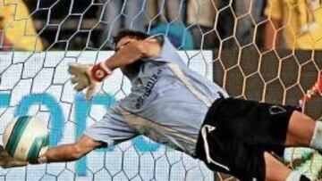 <b>EN ACCIÓN. </b>Armando se estira para detener un balón en uno de sus últimos partidos con el Cádiz