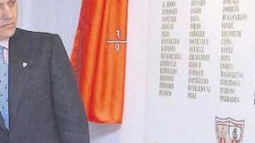 <b>ELEGIDOS. </b>José María del Nido descubrió la placa que recoge los nombres de los 100 futbolistas elegidos por la afición y el Comité.