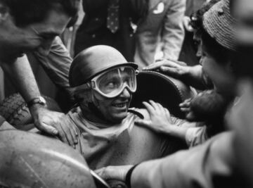 Con el argentino llegamos al que se puede considerar el primer 'r¨¦cordman' de la historia en muchos aspectos, sobre todo en el de sus cinco t¨ªtulos, pero tambi¨¦n en el de las poles. Llegar hasta las 29 en su ¨¦poca, cuando se corr¨ªan menos de diez grandes premios por temporada, es todo un hito que se refleja en su porcentaje: sali¨® primero en m¨¢s de la mitad de sus carreras. Adem¨¢s, es el segundo piloto con m¨¢s edad, despu¨¦s de Farina, en conseguir una pole con 46 a?os, 6 meses y 26 d¨ªas en Argentina 1958.