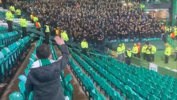 El pequeño Joshua, junto a su padre, aficionados del Celtic, recibieron lo que realmente significa el abrazo de la pelota sin importar camisetas.