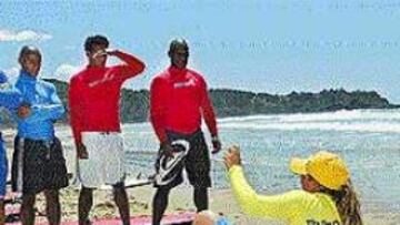 <b>SURFISTA Y GALLO.</B> Una surfista charla con los jugadores australianos.