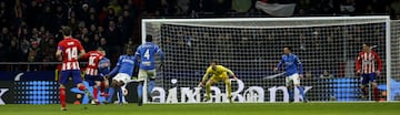 1-0. Carrasco marcó el primer gol.