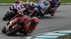 Ducati Lenovo Team's Italian rider Francesco Bagnaia (L) rides in front of Prima Pramac's Spanish rider Jorge Martin (top L) and Gresini Racing MotoGP's Spanish rider Alex Marquez (top) in the Tissot Sprint race during the MotoGP Malaysian Grand Prix at the Sepang International Circuit in Sepang on November 11, 2023. (Photo by MOHD RASFAN / AFP)