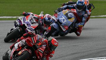 Ducati Lenovo Team's Italian rider Francesco Bagnaia (L) rides in front of Prima Pramac's Spanish rider Jorge Martin (top L) and Gresini Racing MotoGP's Spanish rider Alex Marquez (top) in the Tissot Sprint race during the MotoGP Malaysian Grand Prix at the Sepang International Circuit in Sepang on November 11, 2023. (Photo by MOHD RASFAN / AFP)