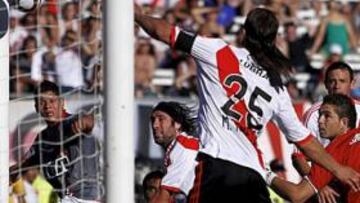 <b>DE PELEAR TÍTULOS A PELEAR EL DESCENSO. </b>Un River en horas bajas encaja un gol de Estudiantes en el pasado Apertura.