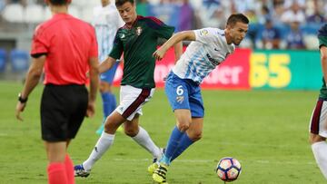 Camacho con el balón en el partido de la primera jornada de LaLiga Santander que enfrentó a Málaga y Osasuna.