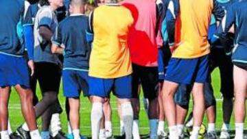 <b>METODOLOGÍA. </b>Lillo dejó entrever los primeros detalles de sus métodos en el segundo entrenamiento con el Almería. El entrenador vasco luce de corto en la imagen de la izquierda, arriba se arrima a Pablo Piatti para darle instrucciones y abajo, reúne a todos sus futbolistas al término de la sesión. Cercano y muy dialogante.