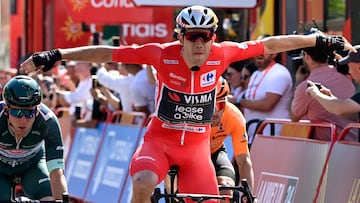 Wout van Aert celebra con un movimiento de alas su victoria en la tercera etapa de la Vuelta.