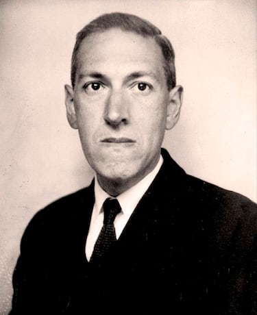 El 15 de marzo de 1937 H.P. Lovecraft falleció de un cáncer intestinal en el Jane Brown Memorial de Providence, sumido en la pobreza. El escritor fue un pionero del terror cósmico y su obra más importante, englobada en 'Los mitos de Cthulhu', aportó una mitología propia apartando la temática del terror clásico y mezclando elementos de ciencia ficción tales como viajes en el tiempo o alienígenas. En vida apenas fue reconocido, pero su legado cultural ha sido inmenso influyendo en autores como Stephen King o Alan Moore o grupos como Metallica o Iron Maiden.