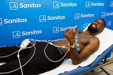 El defensa alemán ha sido presentado como nuevo jugador del Real Madrid de la mano del presidente Florentino Pérez. En la foto, Rüdiger en el reconocimiento médico.  


