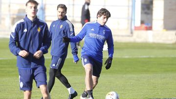 Iván Azón, que se ha reincorporado al trabajo, golpea el balón en el entrenamiento de esta mañana.