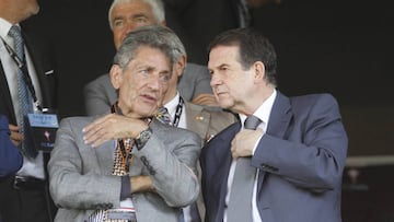 Carlos Mouri&ntilde;o, presidente del Celta, conversa con Abel Caballero, alcal de Vigo, en el palco de Bala&iacute;dos. 