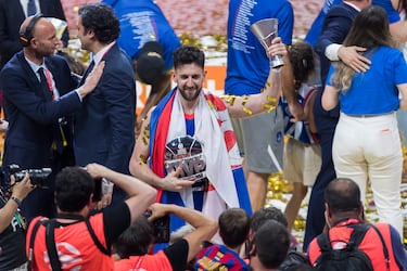 

Está por ver si la próxima temporada volveremos a disfrutar del base serbio, que en 2023 se marchó a la NBA. Antes de irse ganó dos Euroligas (2021 y 2022) con el Anadolu Efes de Ergin Ataman, con el que también fue el máximo anotador de la temporada (2021-22), el MVP del curso (2020-21) y, por partida doble, de las dos Euroligas que ganó (2021 y 2022). Antes de llegar al Efes (2018) jugó en el Bayern, Estrella Roja y Zalgiris.
