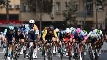 Biniam Girmay cruzando la línea de meta.